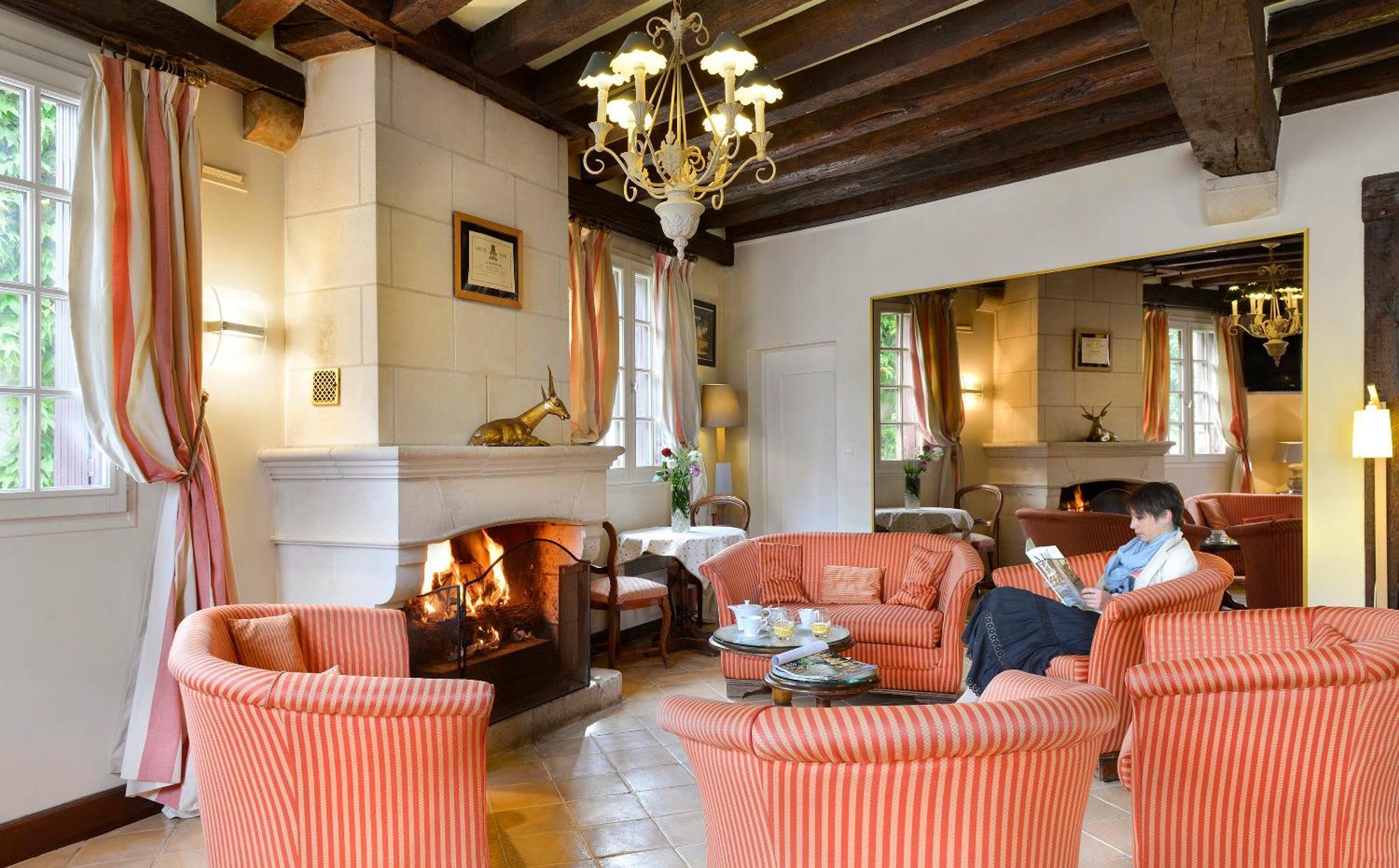 Logis Auberge Du Centre Chitenay Exteriér fotografie